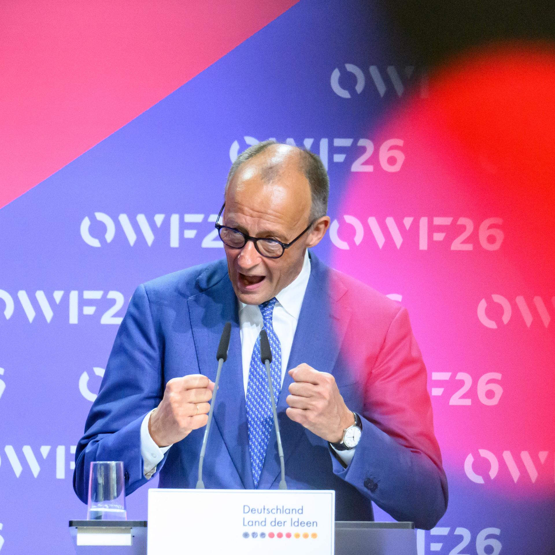 Bundeskanzler Friedrich Merz (CDU) spricht auf dem Ostdeutschen Wirtschaftsforum, das unter dem Motto "Eine neue (Un) Ordnung" zu Umbrüchen und der Resilienz der Wirtschaft, stattfindet. 
