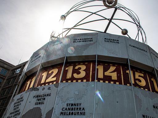 Die Weltzeit-Uhr erhebt sich über dem Fotografen und verdeckt halb die Sonne Die Weltzeit-Uhr erhebt sich über dem Fotografen und verdeckt halb die Sonne