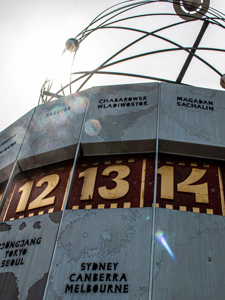 Die Weltzeit-Uhr erhebt sich über dem Fotografen und verdeckt halb die Sonne Die Weltzeit-Uhr erhebt sich über dem Fotografen und verdeckt halb die Sonne