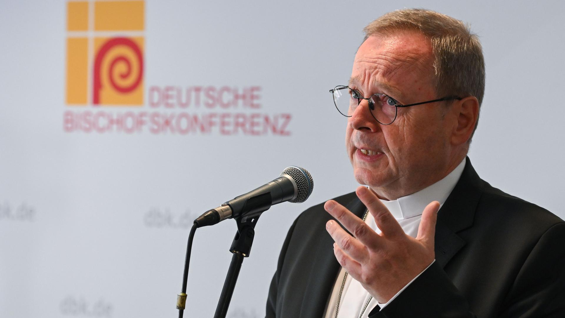 Wiesbaden: Georg Bätzing, Vorsitzender der Deutschen Bischofskonferenz und Bischof von Limburg, gibt zu Beginn der Herbstvollversammlung der Deutschen Bischofskonferenz im Wilhelm-Kempf-Haus ein Statement ab.
