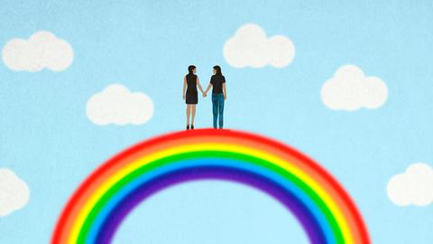 Illustration: Zwei weiblich gelesene Personen stehen einander an den Händen haltend auf einem Regenbogen.