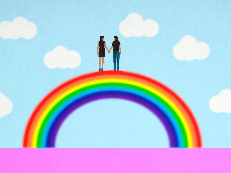 Illustration: Zwei weiblich gelesene Personen stehen einander an den Händen haltend auf einem Regenbogen.