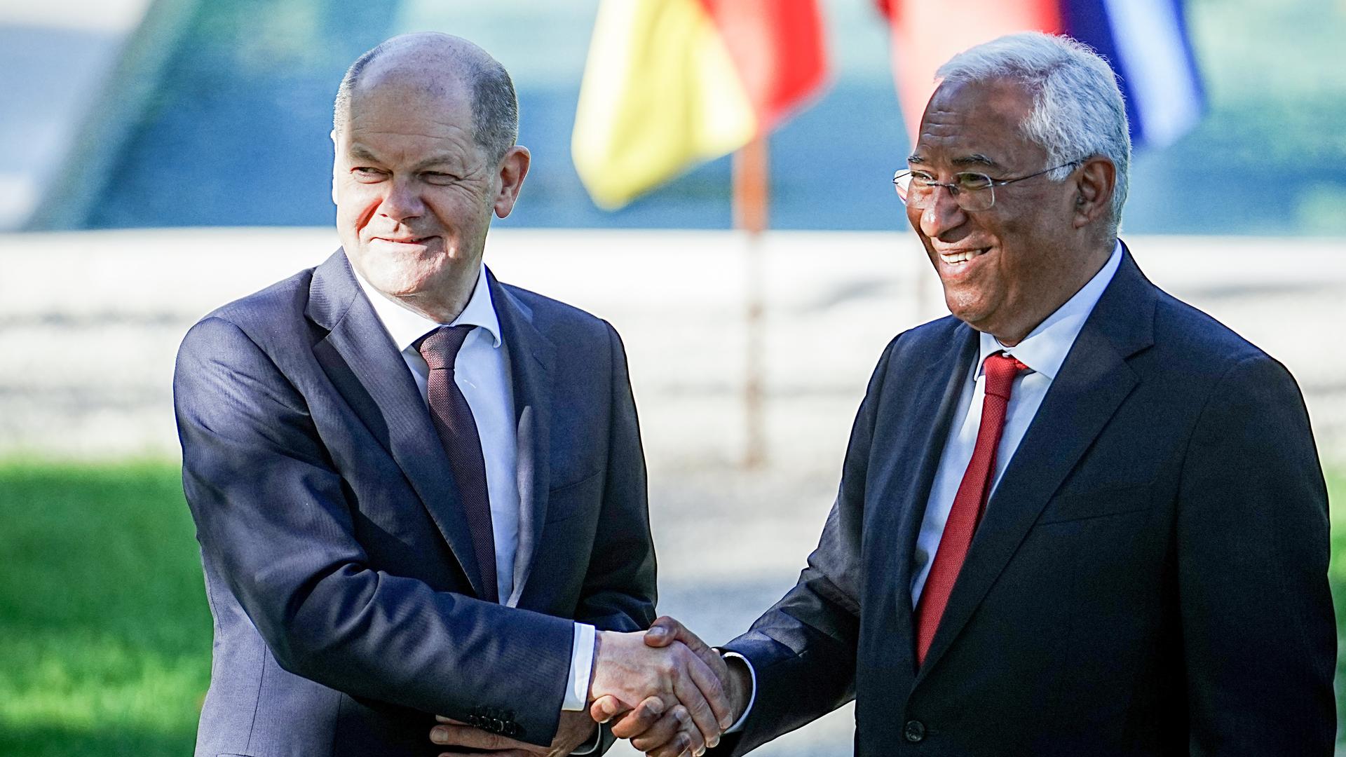 Bundeskanzler Olaf Scholz und Antonio Costa, Ministerpräsident von Portugal, stehen in der Hauptstadt Lissabon nach der Pressekonferenz zusammen.Sie schütteln sich die Hände und lächeln in die Fotokamera.