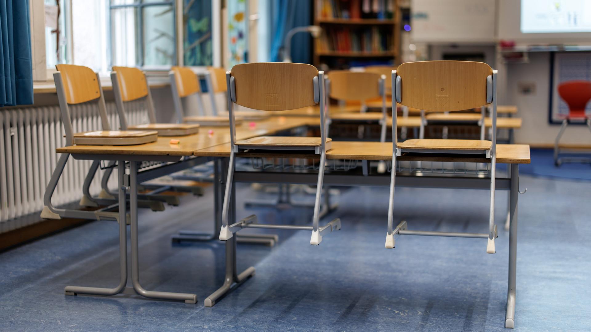 Ein leeres Klassenzimmer ist am 10.09.2024 in einer Grundschule in München zu sehen. 