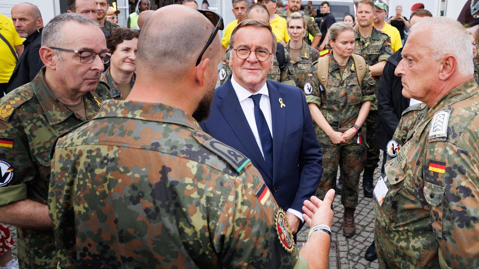 Pistorius spricht mit Generalinspekteur Carsten Breuer (l.) und anderen Soldaten. 
