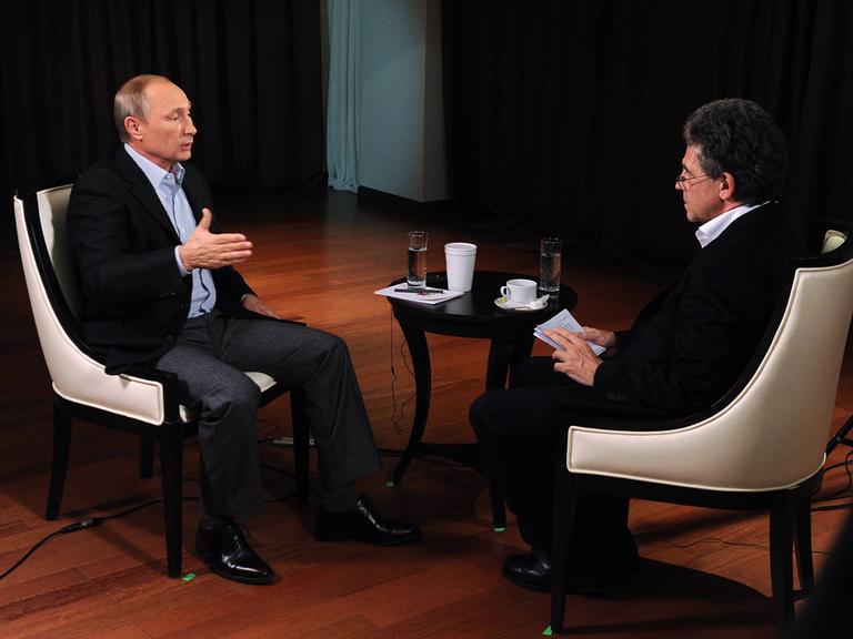 Hubert Seipel und Putin sitzen sich in auf Sesseln gegenüber und unterhalten sich. Hubert Seipel und Putin sitzen sich in auf Sesseln gegenüber und unterhalten sich.