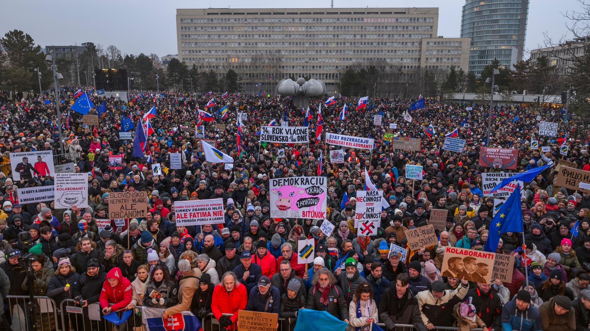 Menschen versammeln sich in Bratislava, um gegen die Politik von Premierminister Robert Fico zu protestieren.