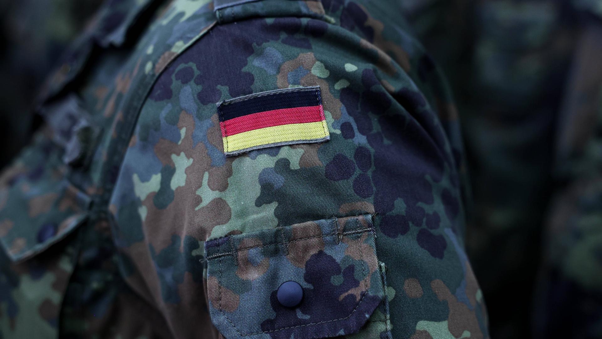Eine deutsche Flagge auf der Uniform eines Soldaten der Bundes-Wehr