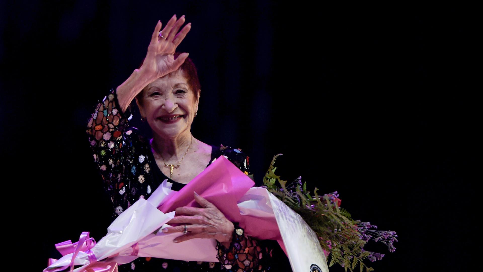 Die legendäre Tango-Tänzerin Maria Nieves winkt dem Publikum im Rahmen des Tango-Festivals und Weltmeisterschaft 2021 zu.
