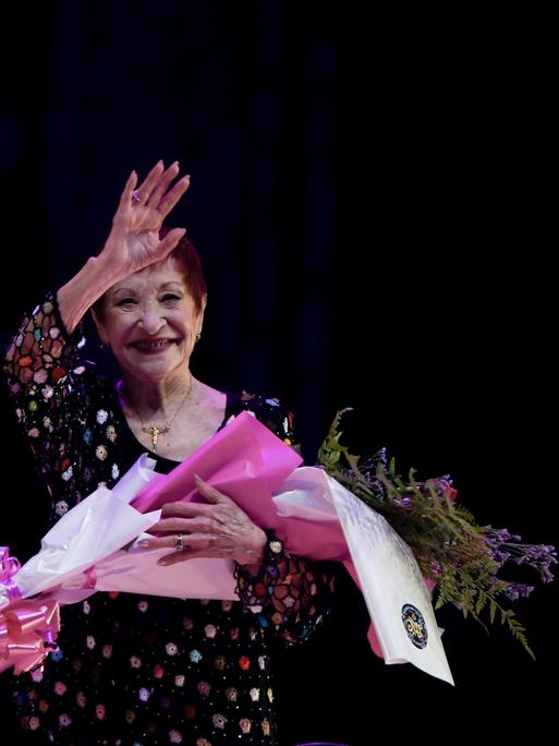 Die legendäre Tango-Tänzerin Maria Nieves winkt dem Publikum im Rahmen des Tango-Festivals und Weltmeisterschaft 2021 zu.