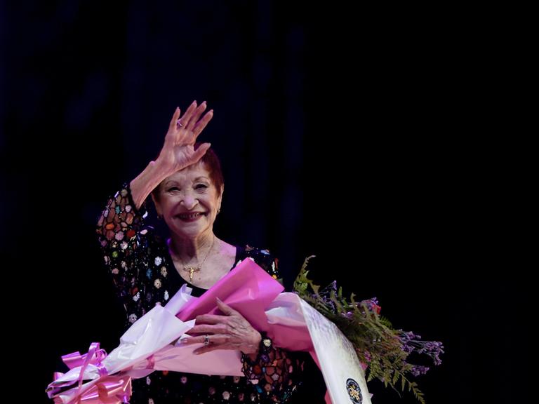 Die legendäre Tango-Tänzerin Maria Nieves winkt dem Publikum im Rahmen des Tango-Festivals und Weltmeisterschaft 2021 zu.
