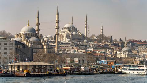 Die Neue Moschee Yeni Cami und die Süleymaniye-Moschee in Eminönü, Istanbul.