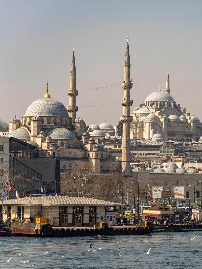 Die Neue Moschee Yeni Cami und die Süleymaniye-Moschee in Eminönü, Istanbul.