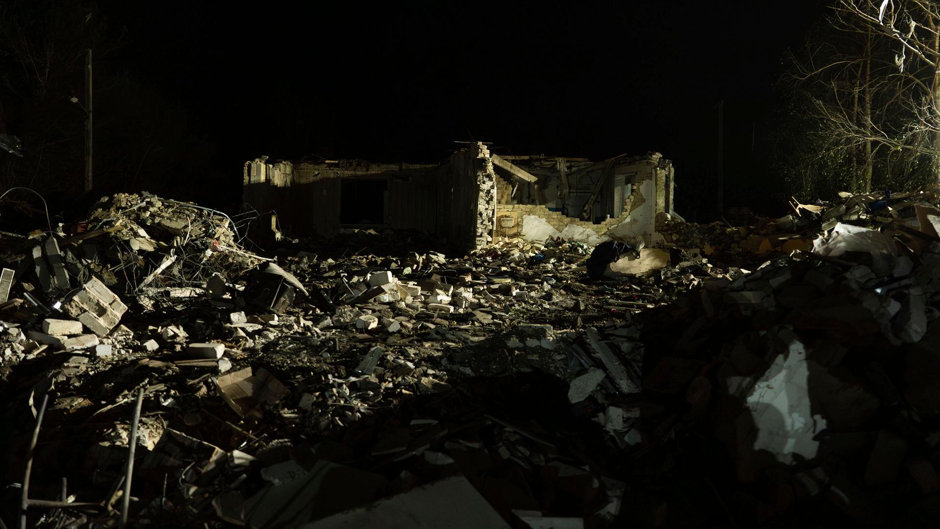Reste eines zerstörtes Gebäudes stehen nach einem russischen Raketenangriff in dem Dorf Hroza.