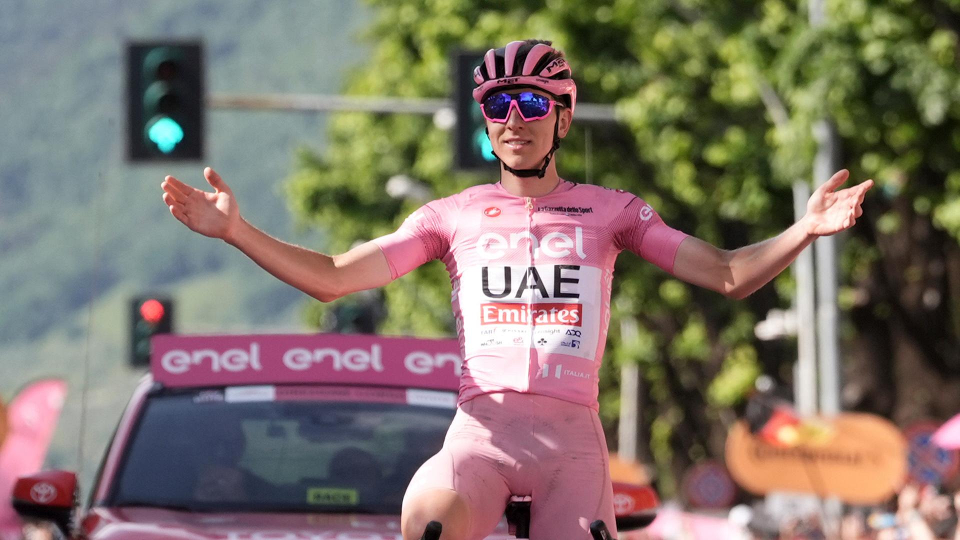 Der slowenische Radsport-Star Tadej Pogacar feiert einen Etappensieg beim Giro d'Italia.