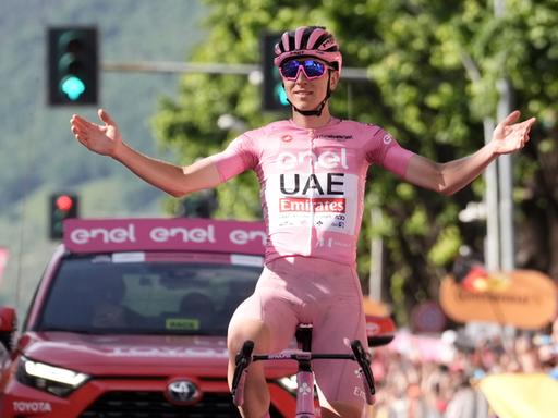 Der slowenische Radsport-Star Tadej Pogacar feiert einen Etappensieg beim Giro d'Italia.