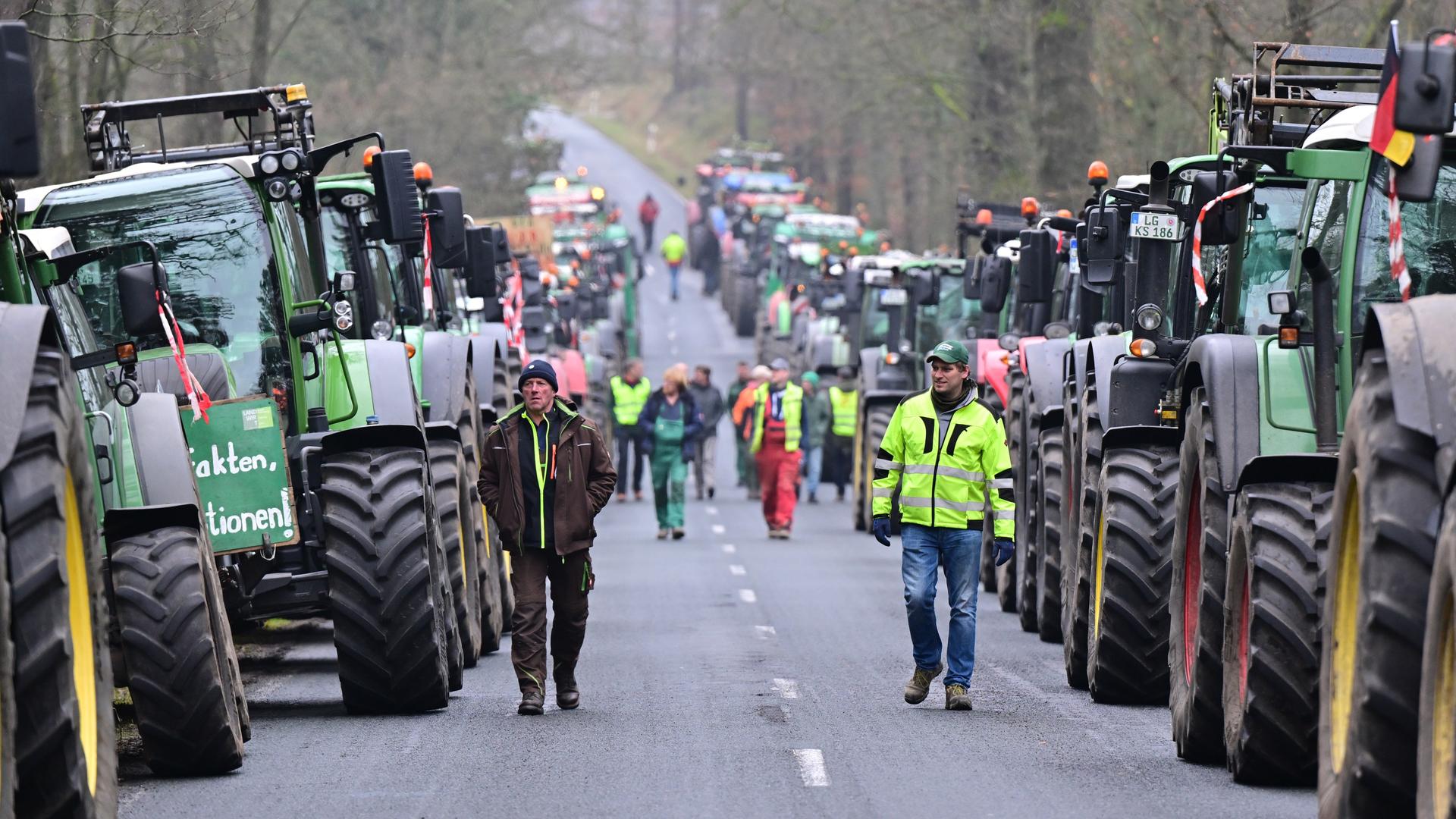 Niedersachsen, Unterlüß: Demonstrierende Landwirte blockieren eine Zufahrt zum Rüstungskonzern Rheinmetall. Niedersachsen, Unterlüß: Demonstrierende Landwirte blockieren eine Zufahrt zum Rüstungskonzern Rheinmetall.