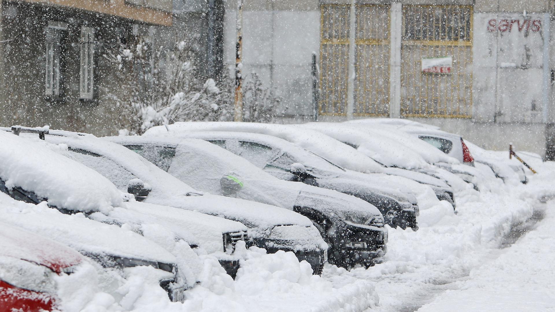 In der Stadt Bihac in Bosnien-Herzegowina sind mehrere Autos bei starkem Schneefall mit Schnee bedeckt. 