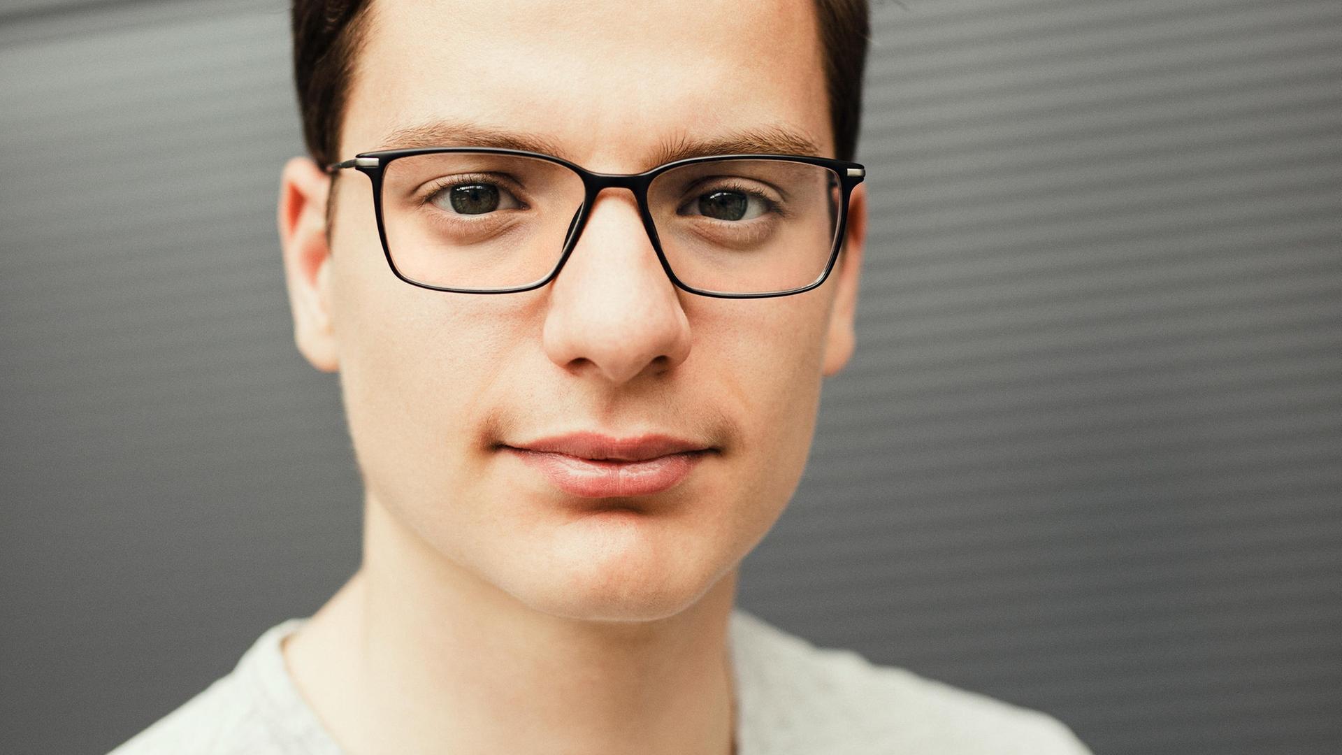 Ein Porträt des Aktivisten gegen Kinderarmut, Jeremias Thiel. Ein Porträt des Aktivisten gegen Kinderarmut, Jeremias Thiel.