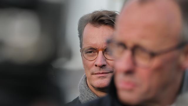 Hendrik Wüst (l, CDU), Ministerpräsident Nordrhein-Westfalen, steht hinter Bundeskanzler Friedrich Merz (CDU) nach der Eröffnung der Rahmedetalbrücke.