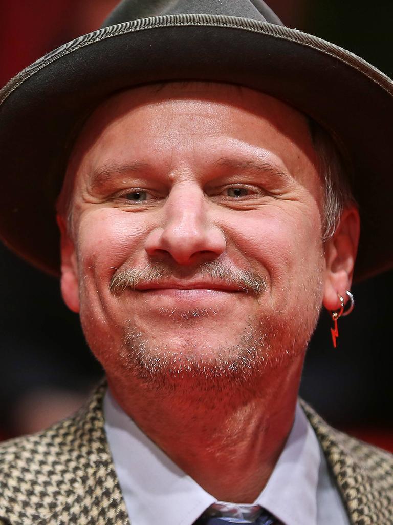 Robert Stadlober mit Hut bei der Eröffnung der Berlinale 2025 auf dem roten Teppich vor dem Berlinale-Palast.