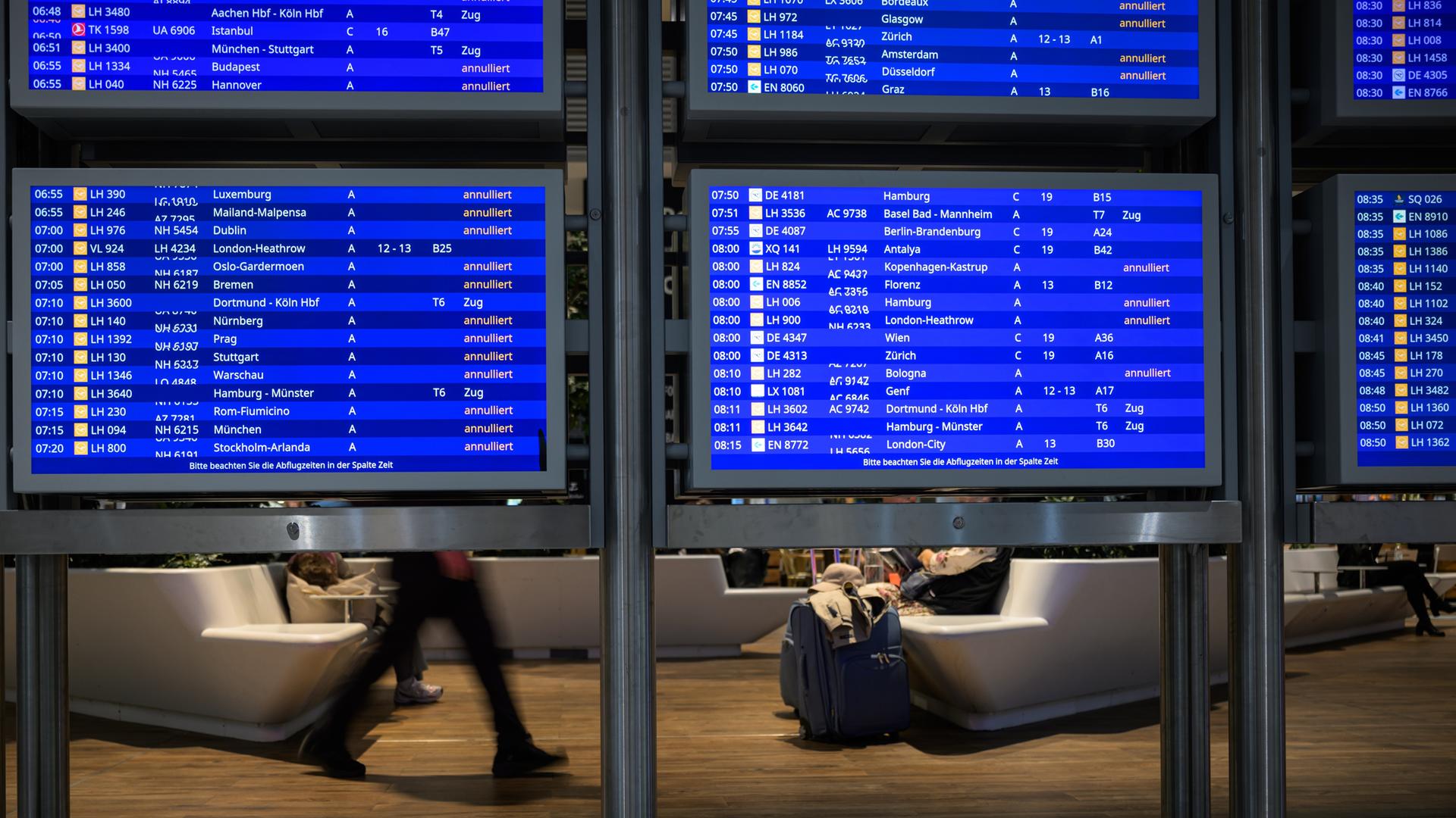 In einem Wartebereich sind Anzeigetafeln mit annullierten Flügen am Frankfurter Flughafen zu sehen. 