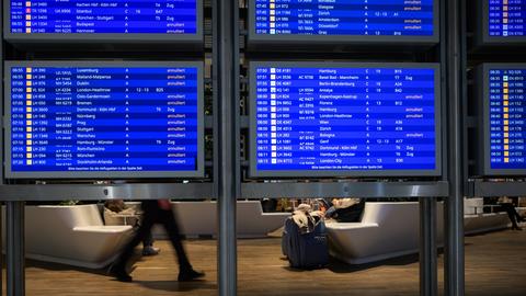 In einem Wartebereich sind Anzeigetafeln mit annullierten Flügen am Frankfurter Flughafen zu sehen. 