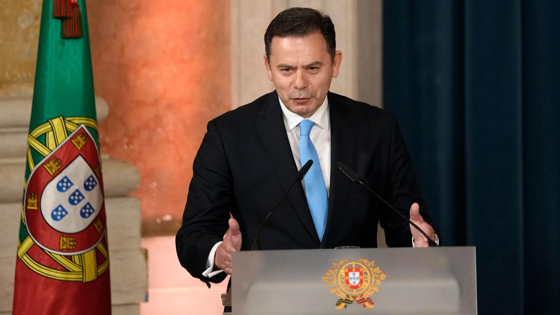 Luis Montenegro, Ministerpräsident von Portugal, hält eine Rede, nachdem er vom portugiesischen Präsidenten de Sousa im Ajuda-Palast in Lissabon vereidigt wurde. 