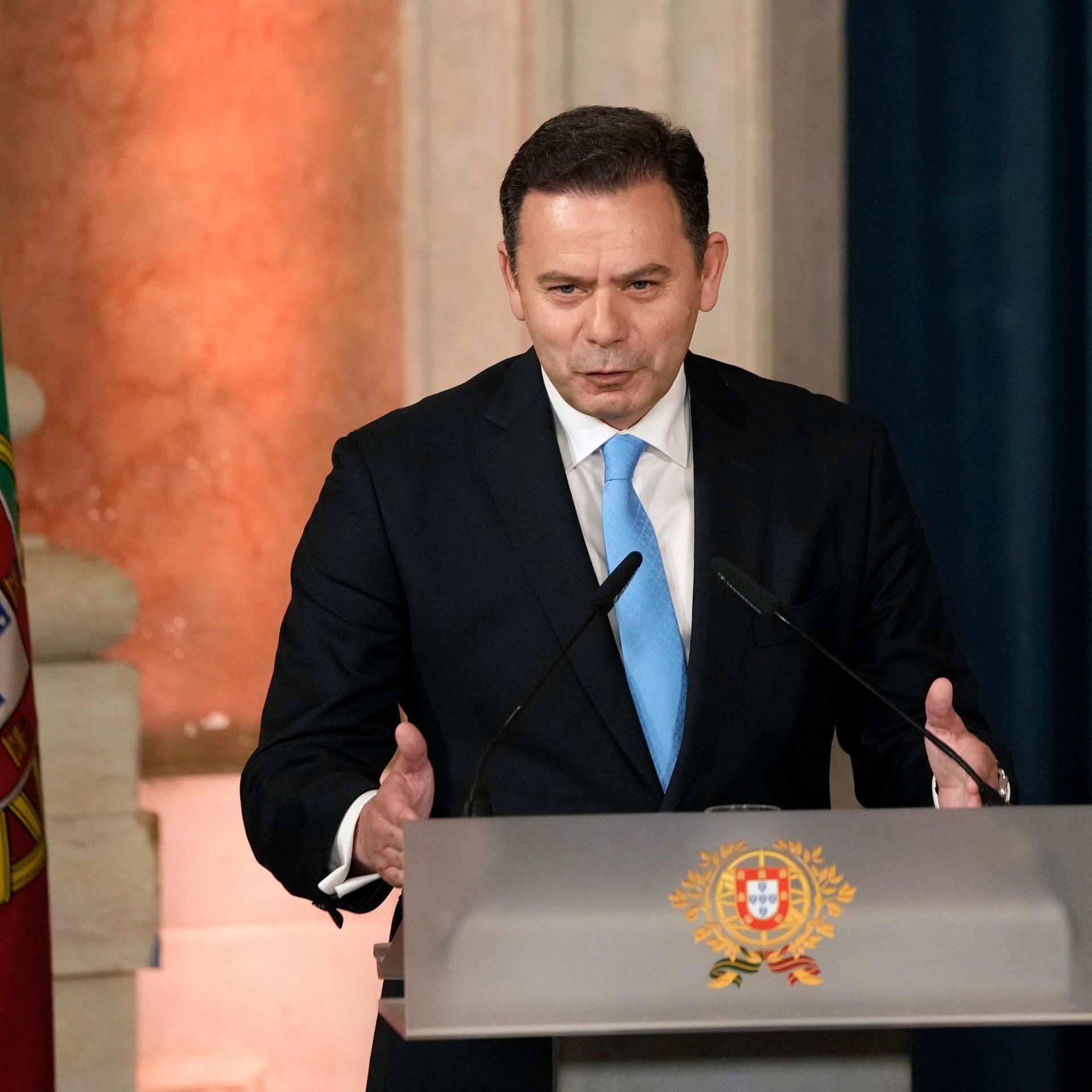 Luis Montenegro, Ministerpräsident von Portugal, hält eine Rede, nachdem er vom portugiesischen Präsidenten de Sousa im Ajuda-Palast in Lissabon vereidigt wurde. 