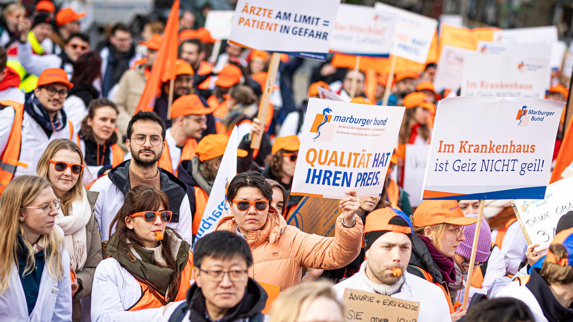 Niedersachsen, Hannover: Menschen nehmen an einer Demonstration von Uniklinik-Ärzten auf dem Opernplatz teil. Niedersachsen, Hannover: Menschen nehmen an einer Demonstration von Uniklinik-Ärzten auf dem Opernplatz teil.