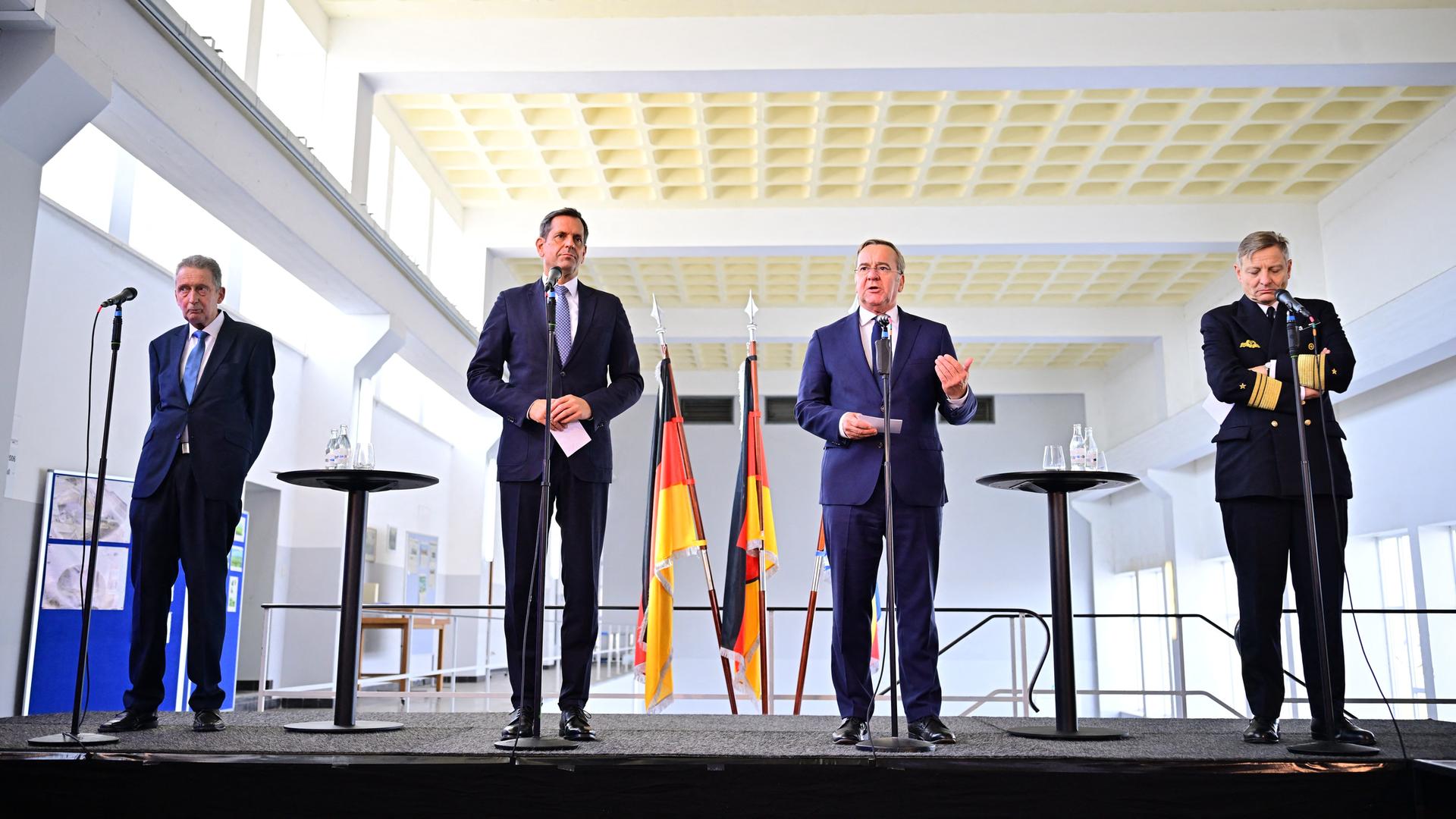 Emdens erster Stadtrat Horst Jahnke (SPD), v.l., Olaf Lies (SPD), Ministerpräsident von Niedersachsen, Boris Pistorius (SPD), Bundesminister der Verteidigung, und Inspekteur der Marine, Vizeadmiral Wilhelm Tobias Abry, geben eine Pressekonferenz im Hauptschöpfwerk Knock. 