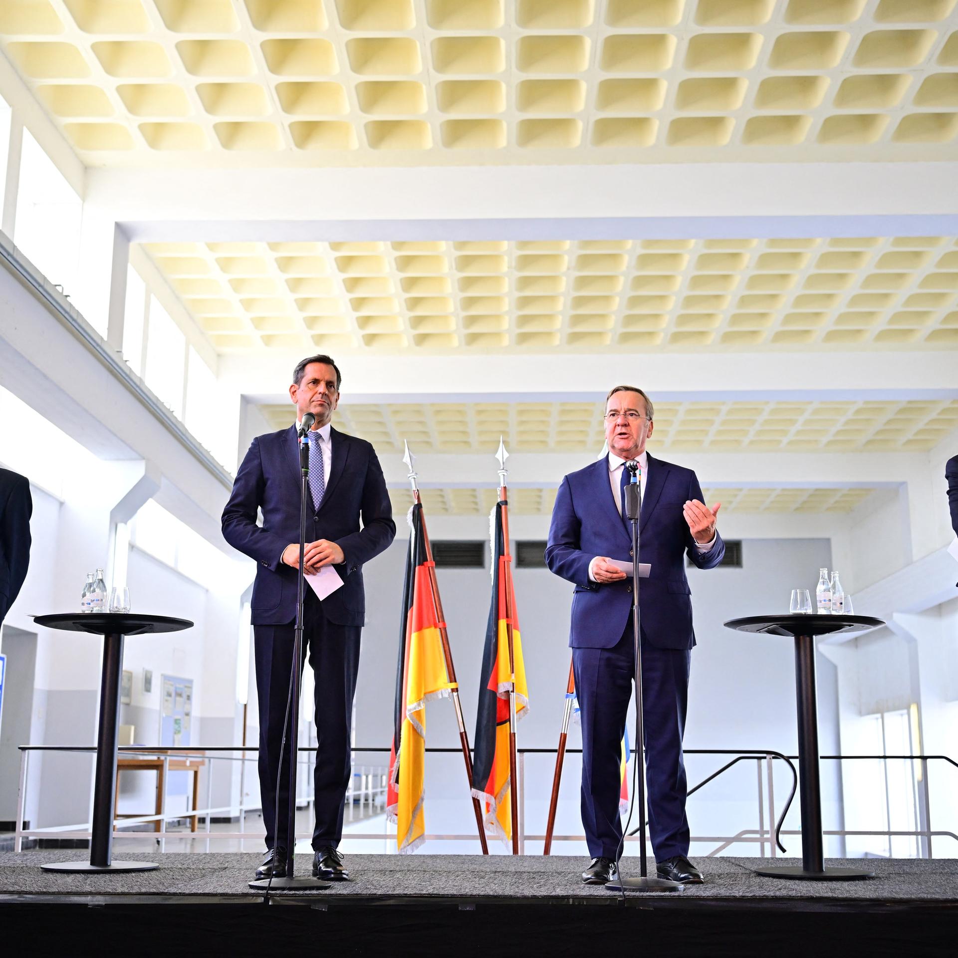Emdens erster Stadtrat Horst Jahnke (SPD), Olaf Lies (SPD), Ministerpräsident von Niedersachsen, Boris Pistorius (SPD), Bundesminister der Verteidigung, und Inspekteur der Marine, Vizeadmiral Wilhelm Tobias Abry, geben eine Pressekonferenz im Hauptschöpfwerk Knock. 
