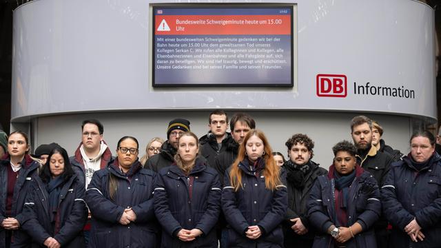 Bahn-Mitarbeiter und Bundes-Polizisten trauern um Zug-Begleiter.