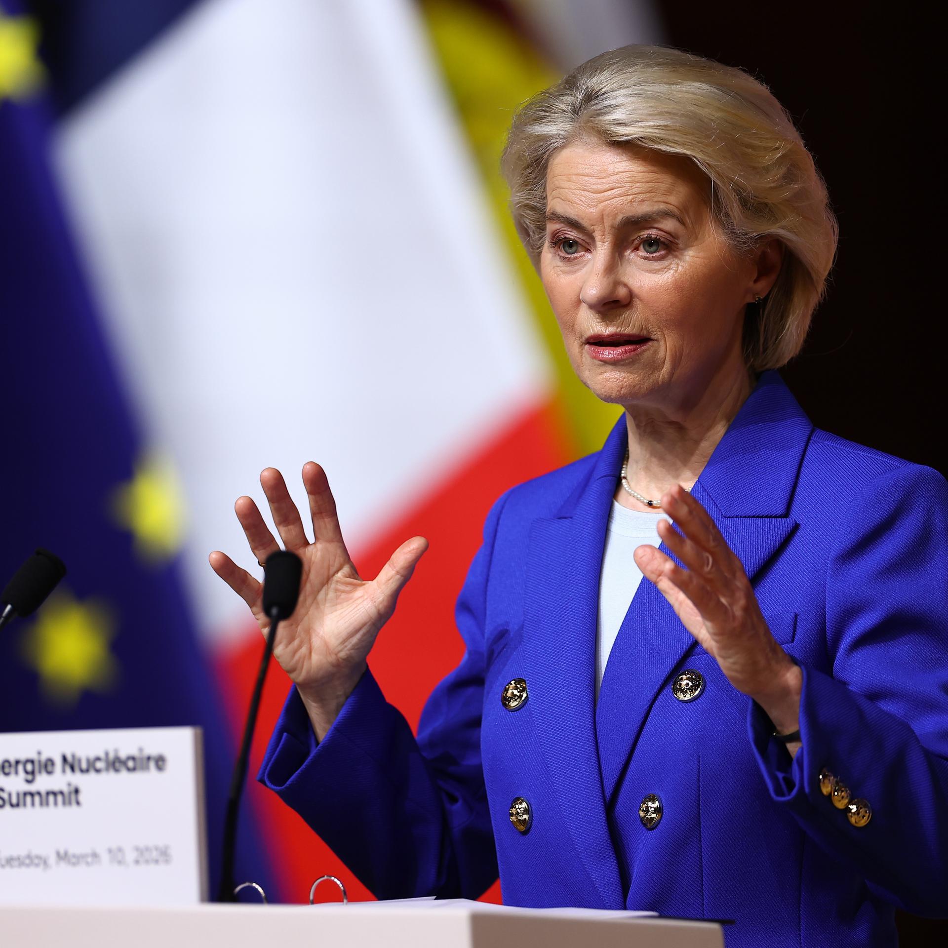 Das Foto zeigt die Präsidentin der Europäischen Kommission, Ursula von der Leyen. Sie spricht auf der internationalen Konferenz zur Zukunft der Kernenergie in einem Vorort von Paris.