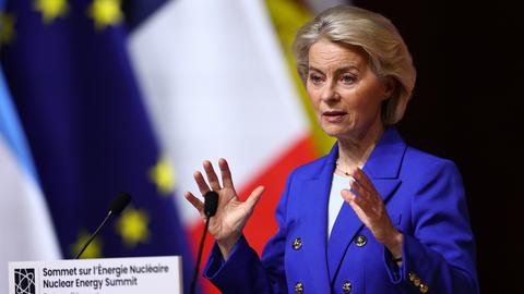 Das Foto zeigt die Präsidentin der Europäischen Kommission, Ursula von der Leyen. Sie spricht auf der internationalen Konferenz zur Zukunft der Kernenergie in einem Vorort von Paris.