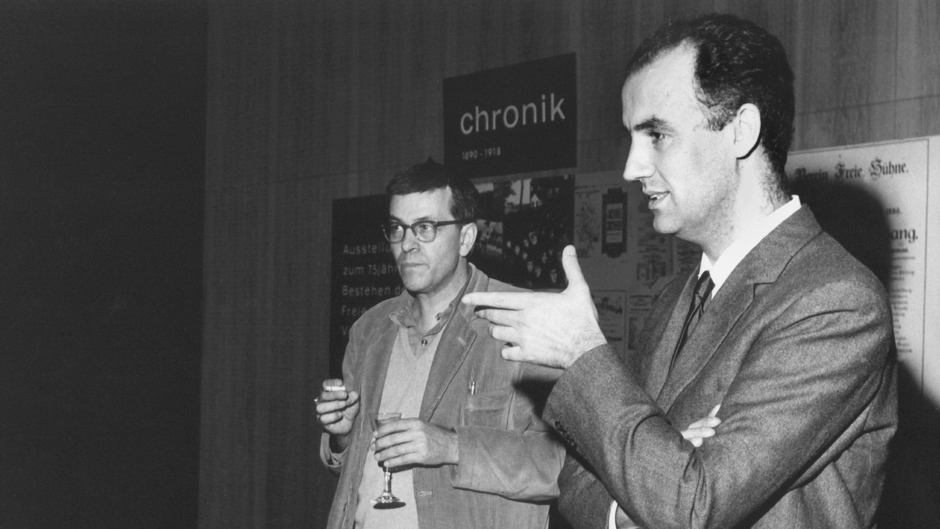 Der Schriftsteller, Maler und Filmregisseur Peter Weiss (links, "Die Ästhetik des Widerstands") und der Komponist Luigi Nono (rechts) während einer Pressekonferenz am 17. Oktober 1965 in der Freien Volksbühne in Berlin.