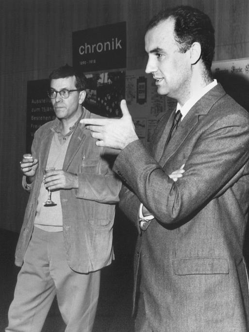 Der Schriftsteller, Maler und Filmregisseur Peter Weiss (links, "Die Ästhetik des Widerstands") und der Komponist Luigi Nono (rechts) während einer Pressekonferenz am 17. Oktober 1965 in der Freien Volksbühne in Berlin.