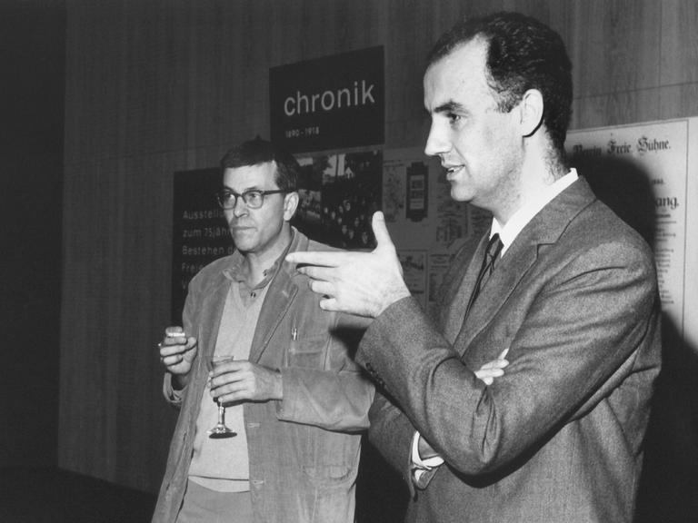 Der Schriftsteller, Maler und Filmregisseur Peter Weiss (links, "Die Ästhetik des Widerstands") und der Komponist Luigi Nono (rechts) während einer Pressekonferenz am 17. Oktober 1965 in der Freien Volksbühne in Berlin.