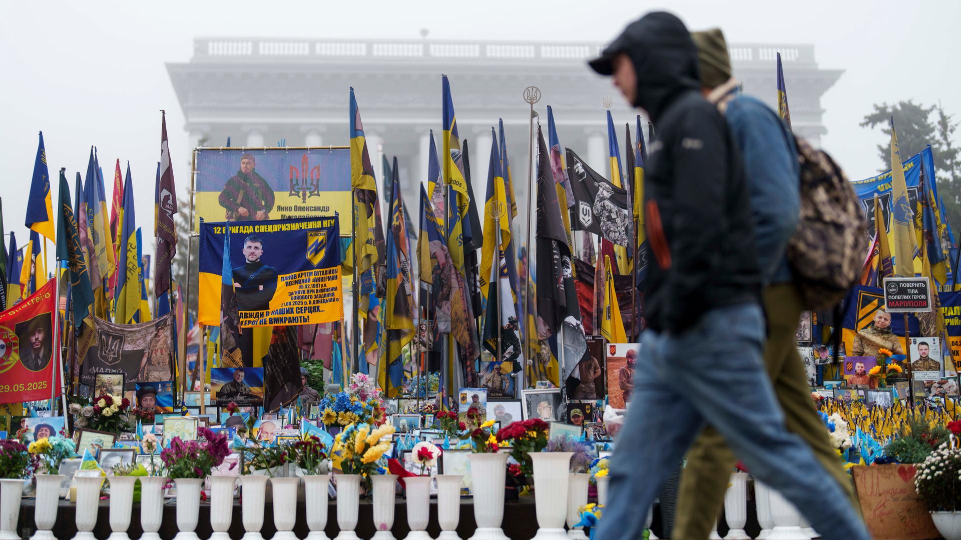 Zahllose blau-gelbe Fahnen der Ukraine stehen am Maidanplatz in Kiew
