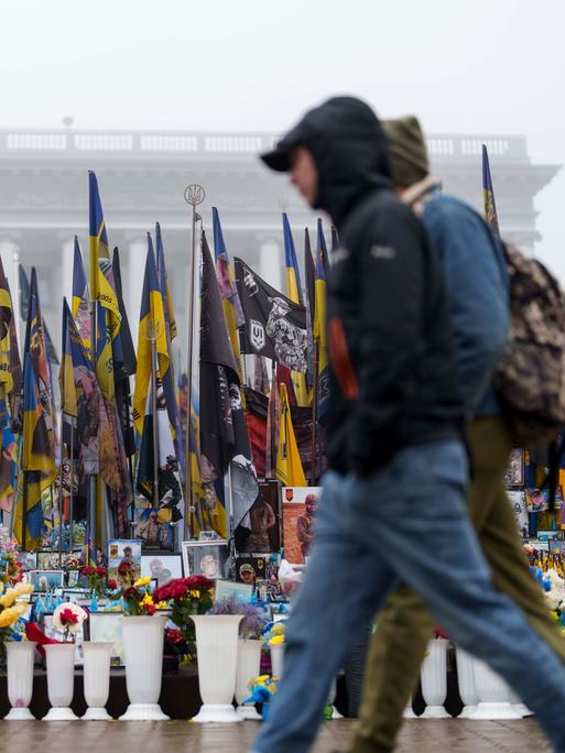 Zahllose blau-gelbe Fahnen der Ukraine stehen am Maidanplatz in Kiew
