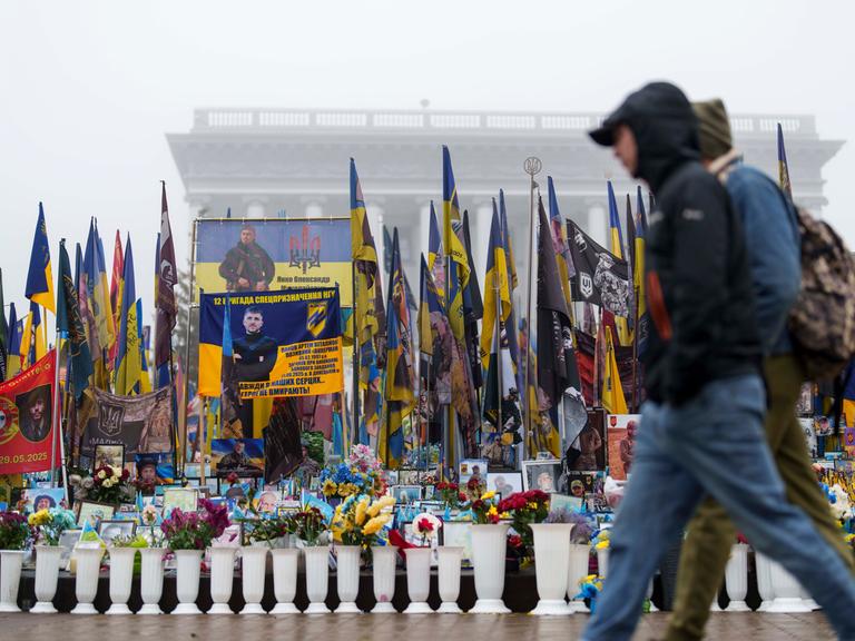 Zahllose blau-gelbe Fahnen der Ukraine stehen am Maidanplatz in Kiew