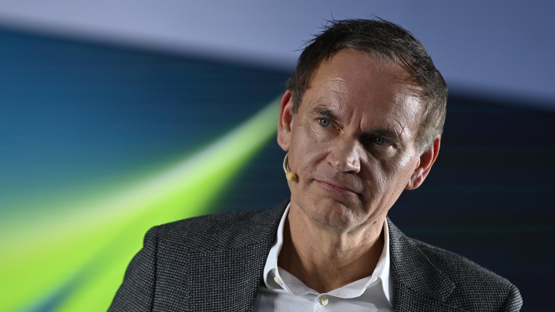 Oliver Blume, Vorstandsvorsitzender der Volkswagen AG, spricht vor Journalisten. Oliver Blume, Vorstandsvorsitzender der Volkswagen AG, spricht vor Journalisten.
