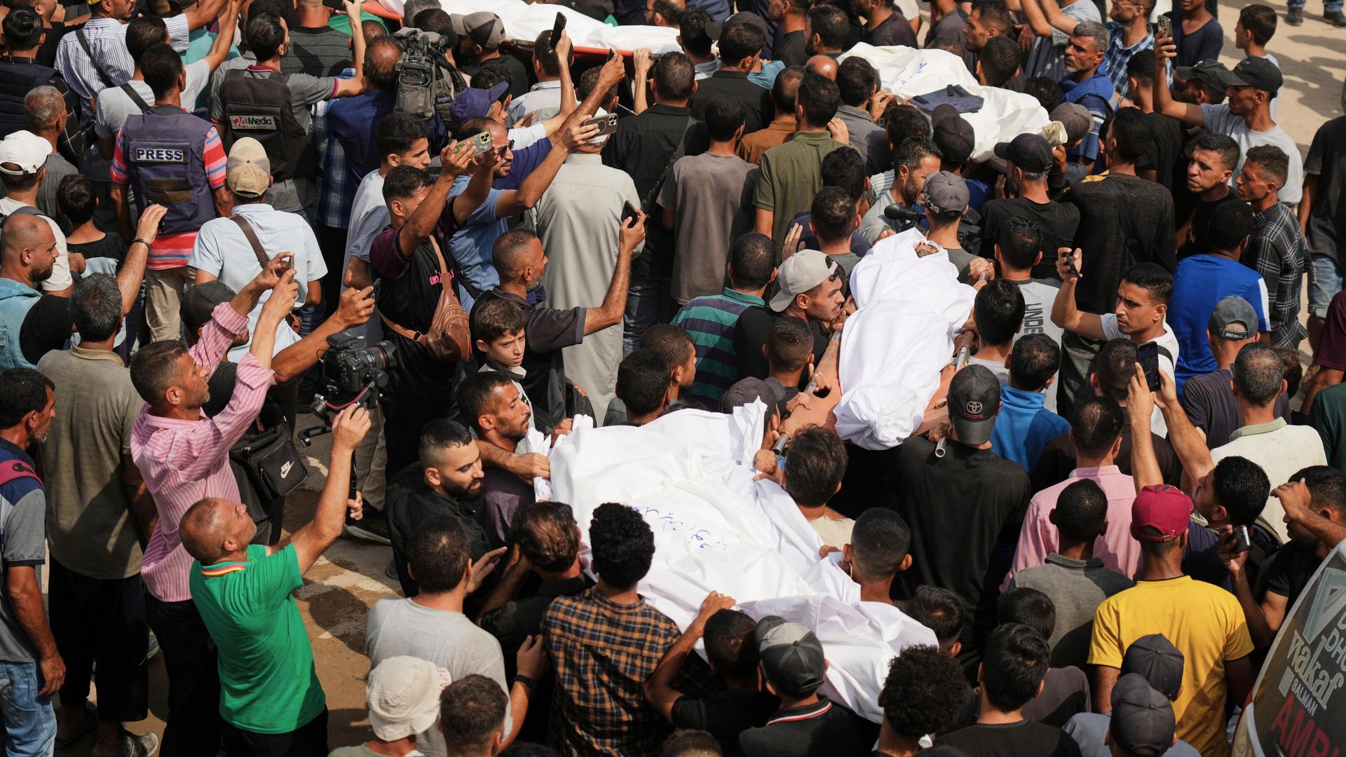 Gaza-Stadt: Palästinenser tragen die Leichen von Journalisten, die bei einem israelischen Luftangriff getötet wurden, während ihrer Beisetzung vor dem Schifa-Krankenhaus. 