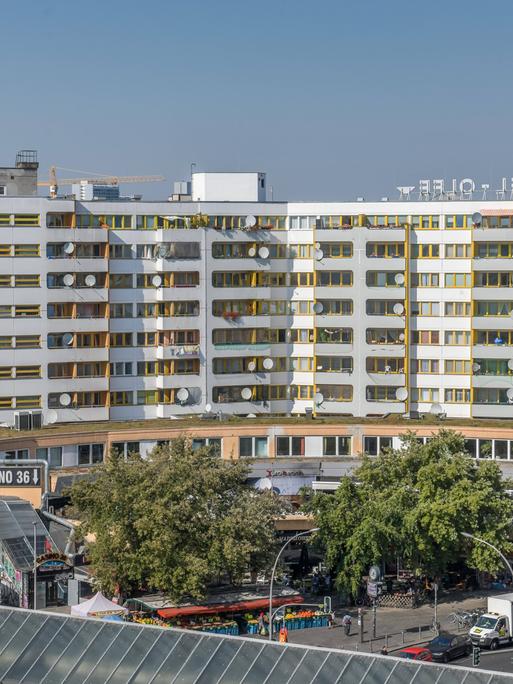 Blick auf die Straßenkreuzung am Berliner Kottbusser Tor mit typipschen Sozialbauten der 1970er-Jahre.