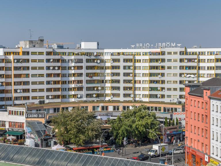 Blick auf die Straßenkreuzung am Berliner Kottbusser Tor mit typipschen Sozialbauten der 1970er-Jahre.