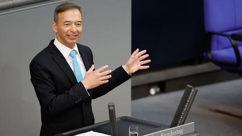Pascal Kober gestikuliert am Rednerpult des Deutschen Bundestages.