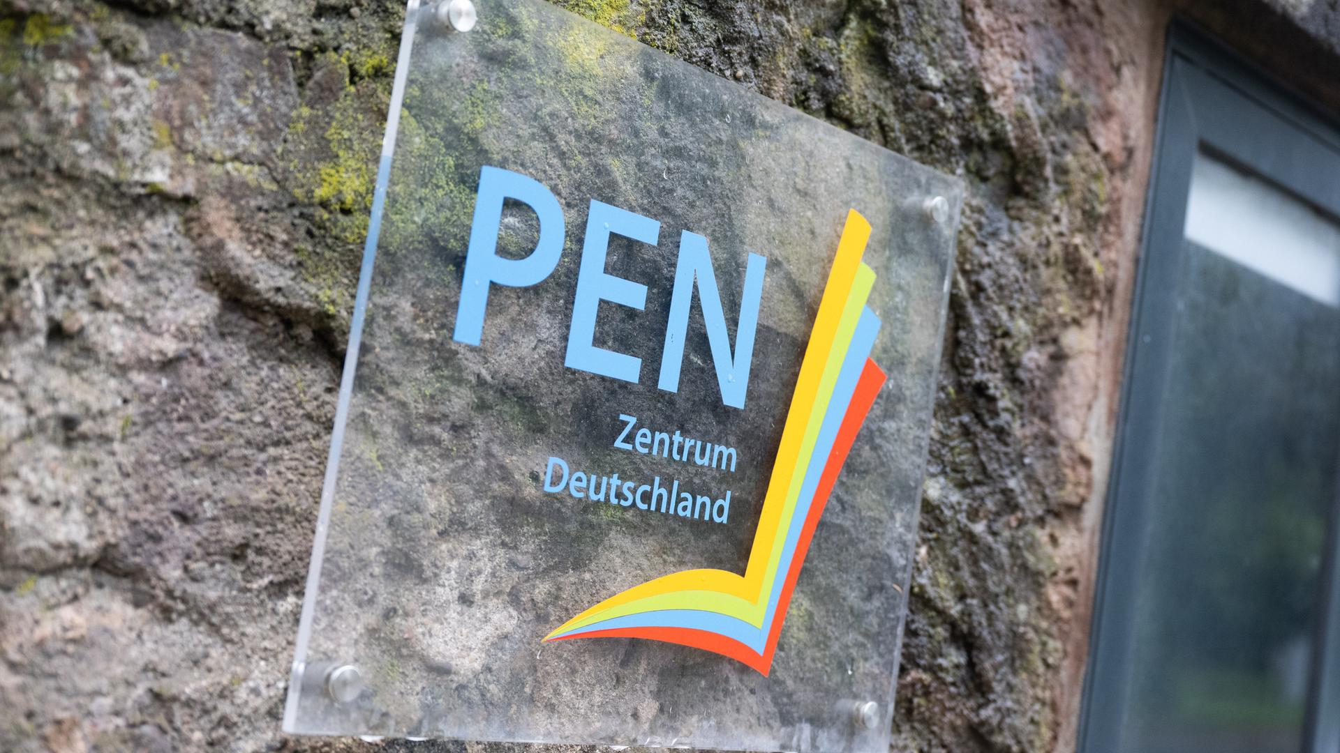 Das Schild des "PEN-Zentrum Deutschland" auf der Mathildenhöhe in Darmstadt.