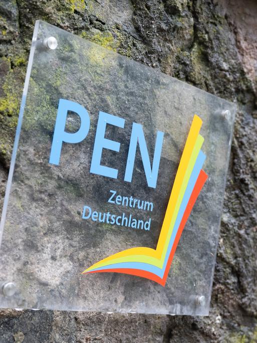 Das Schild des "PEN-Zentrum Deutschland" auf der Mathildenhöhe in Darmstadt.