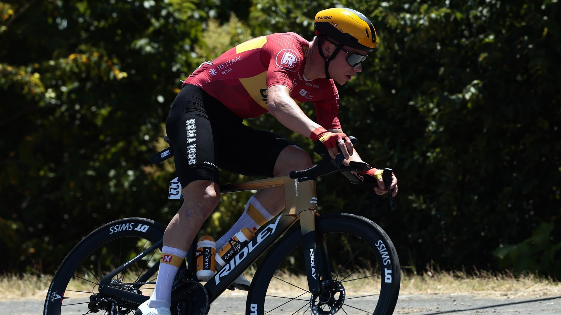 Jonas Abrahamsen von der Seite gesehen in Fahrt auf seinem Rad.
