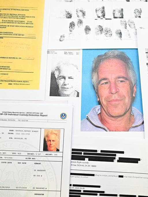 Fotoillustration von einigen der veröffentlichen Dokumenten aus den Epstein-Files, die das US-Justizministerium jetzt bekannt gegeben hat. 